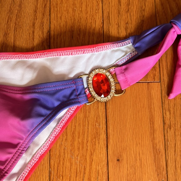 Brand new bikini - Picture 3 of 9